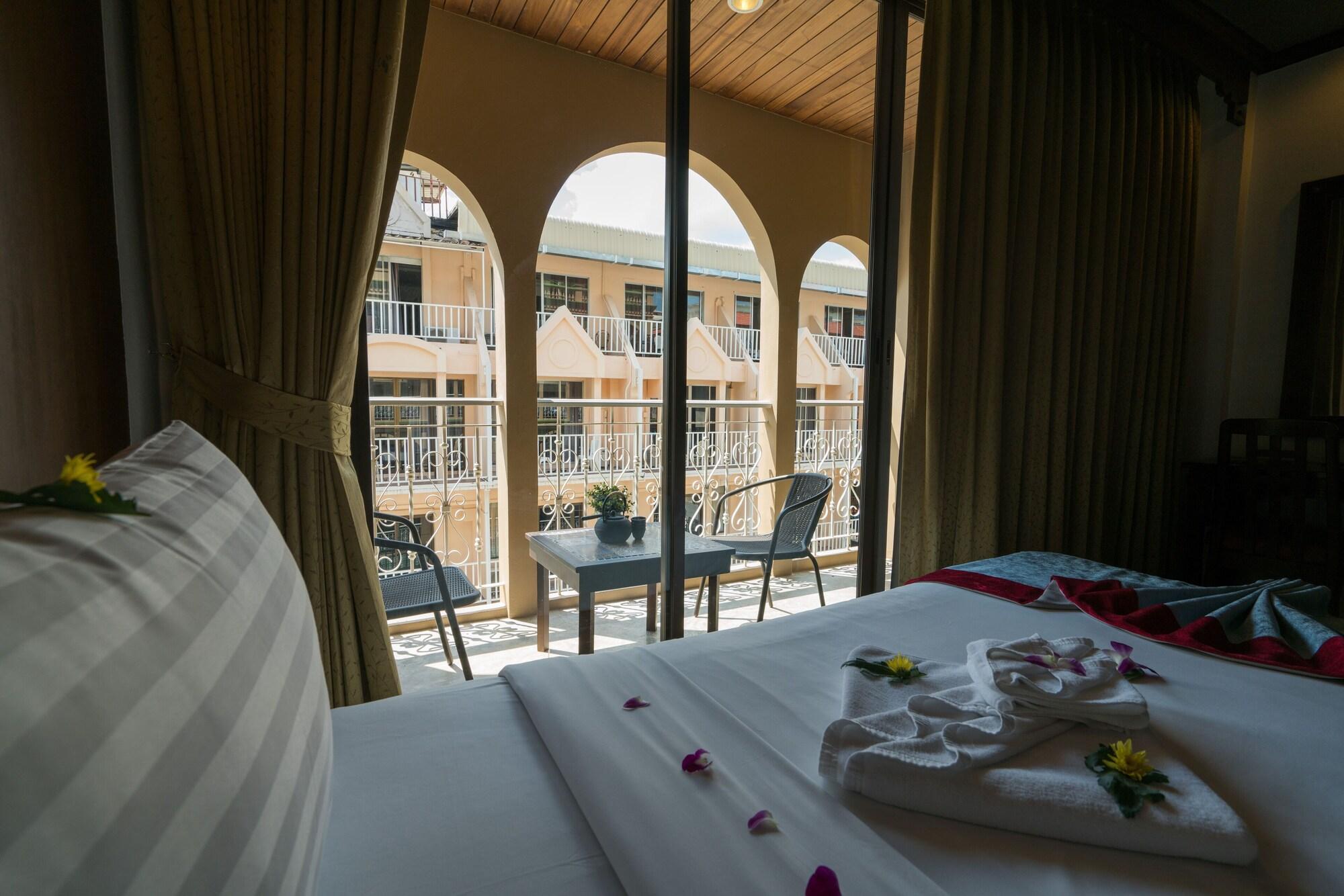 Minatale Phuket Hotel Patong Bagian luar foto