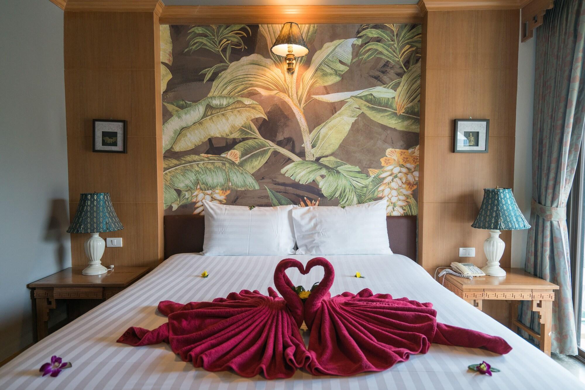 Minatale Phuket Hotel Patong Bagian luar foto