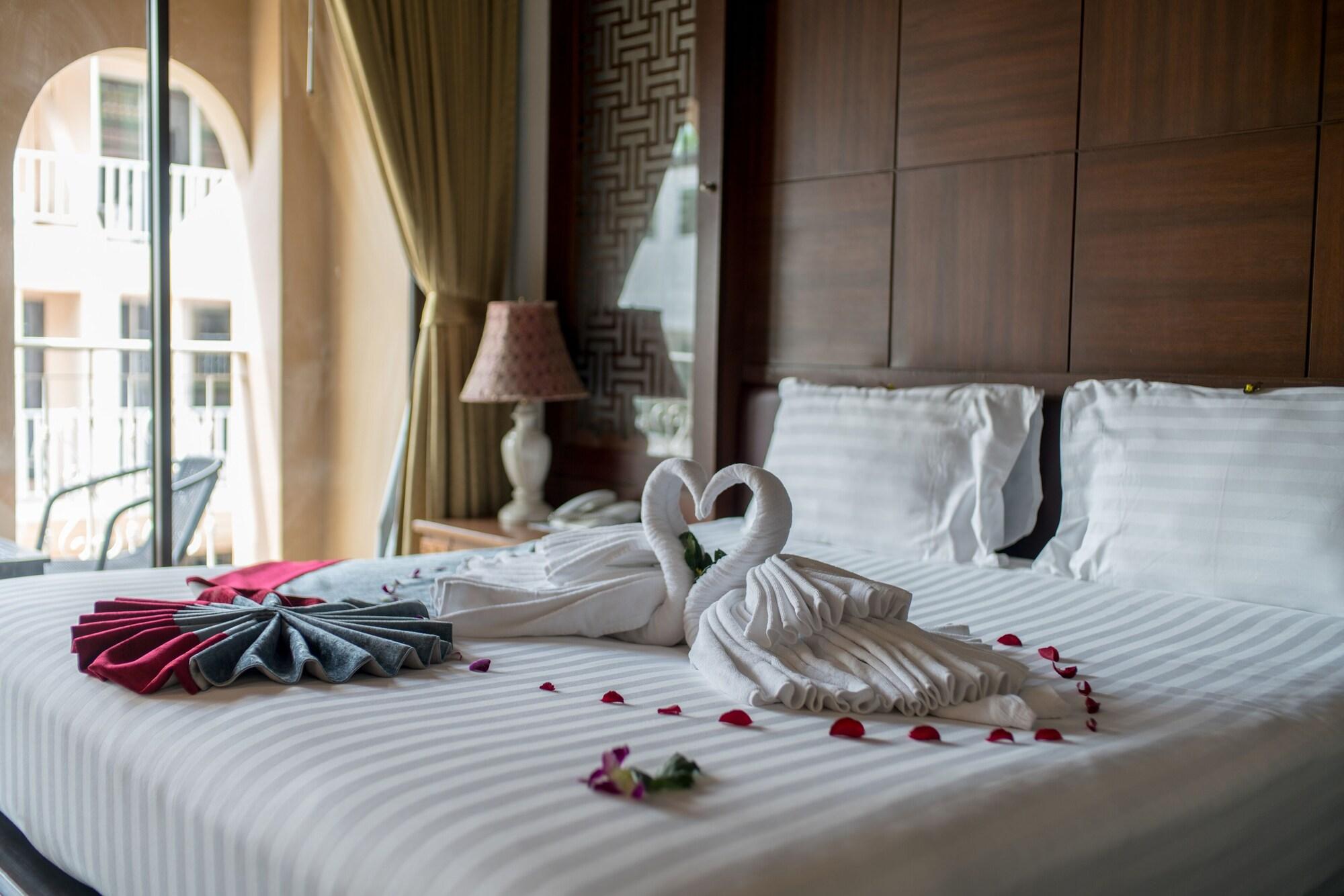 Minatale Phuket Hotel Patong Bagian luar foto